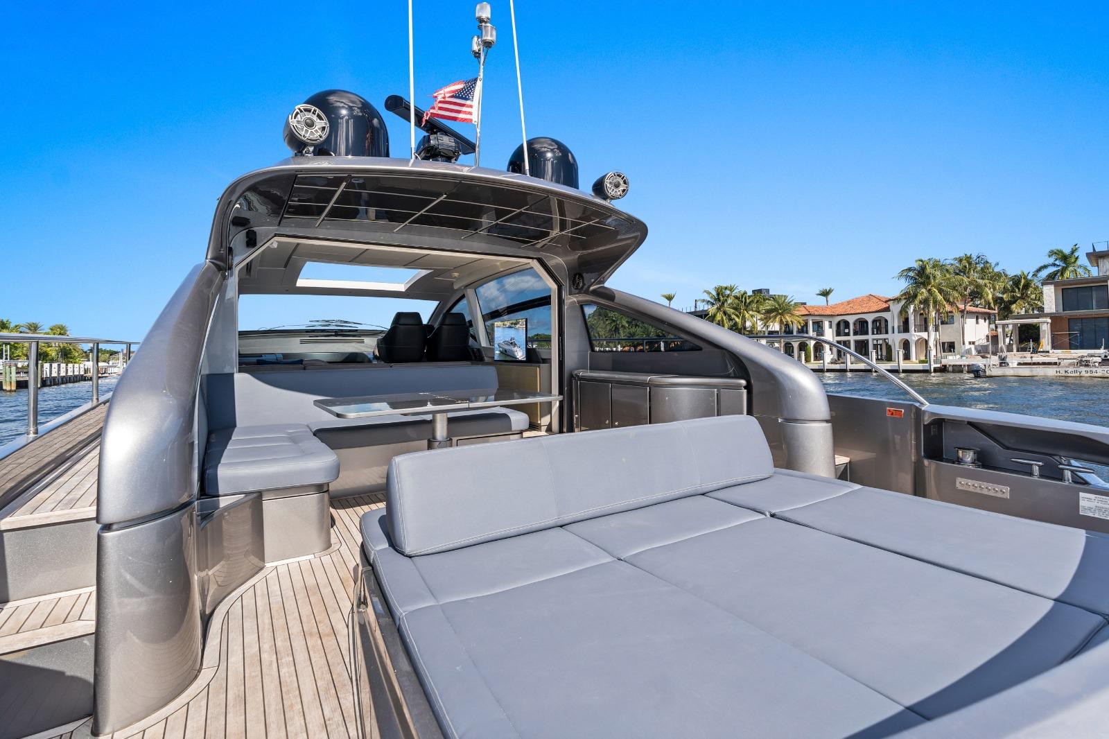 AKULA Pershing 62 — Foredeck sunpad