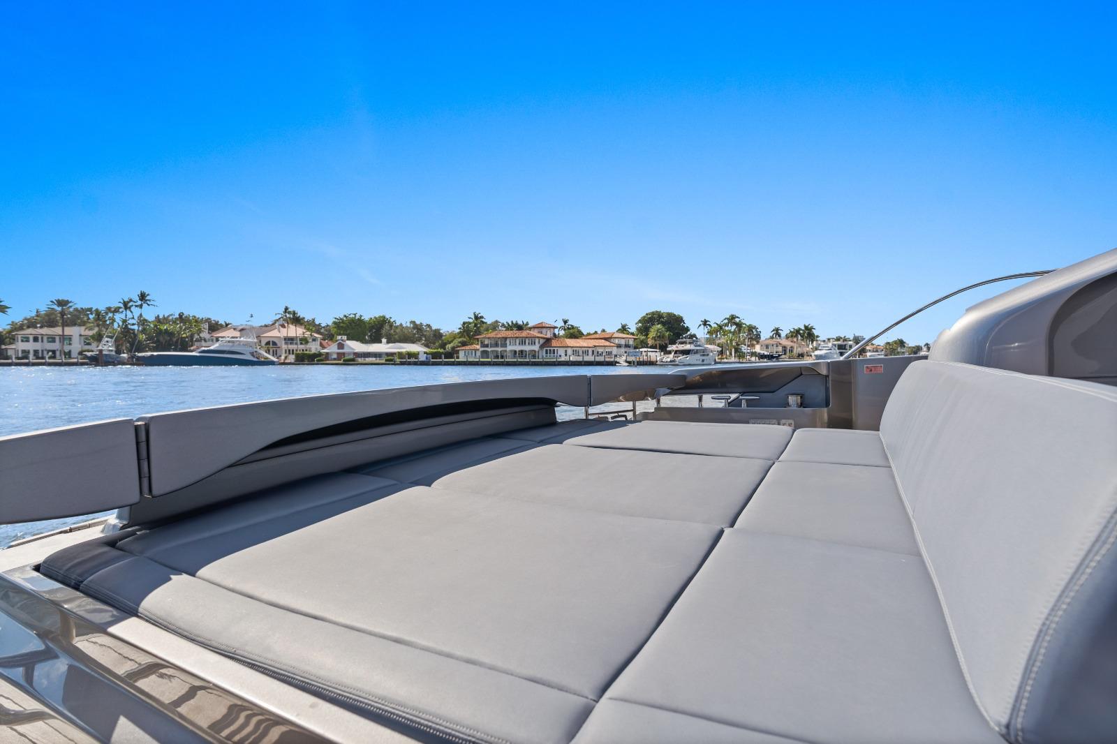 AKULA Pershing 62 — Foredeck