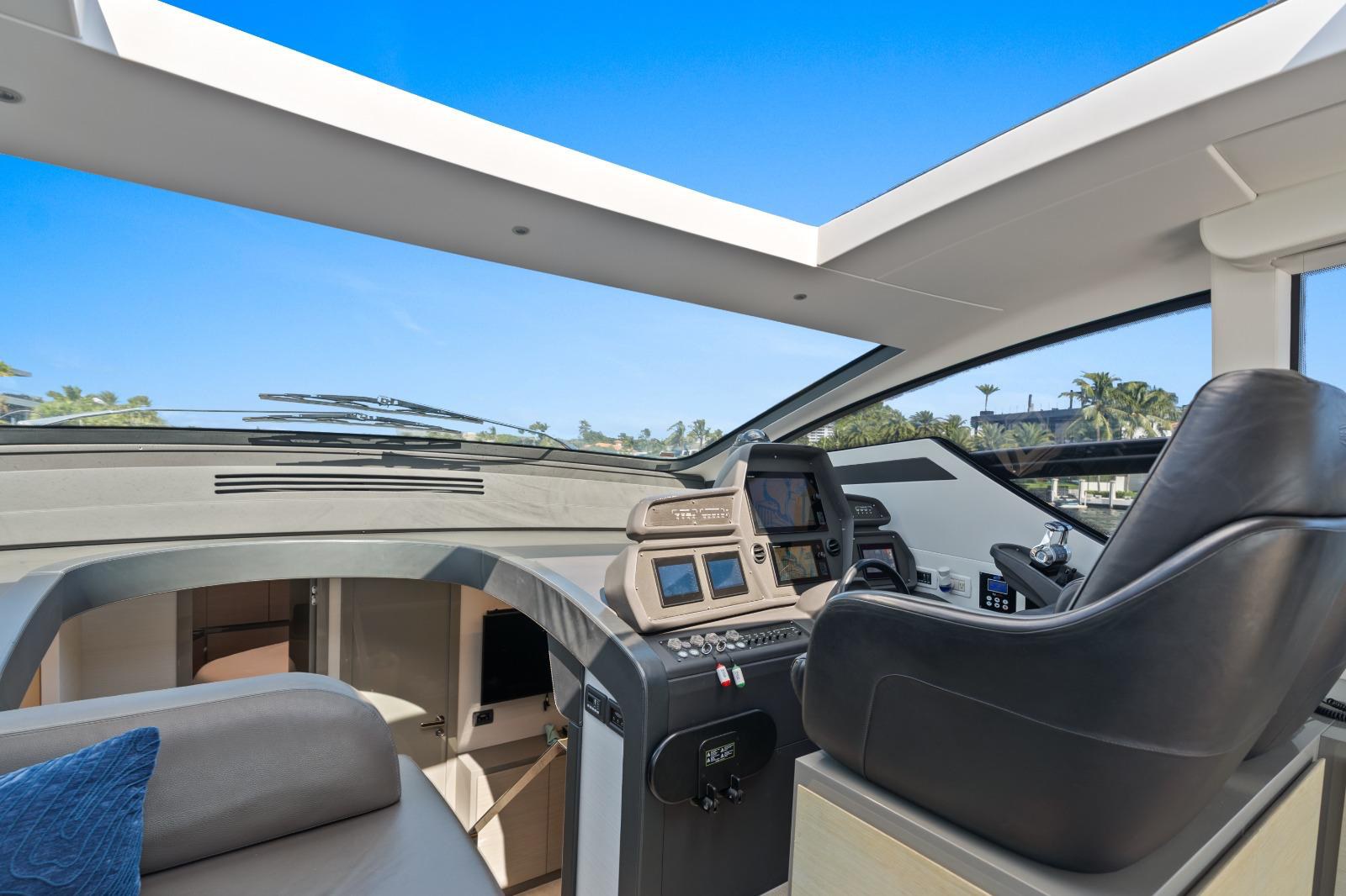 Helm console — AKULA, 2016 Pershing 62