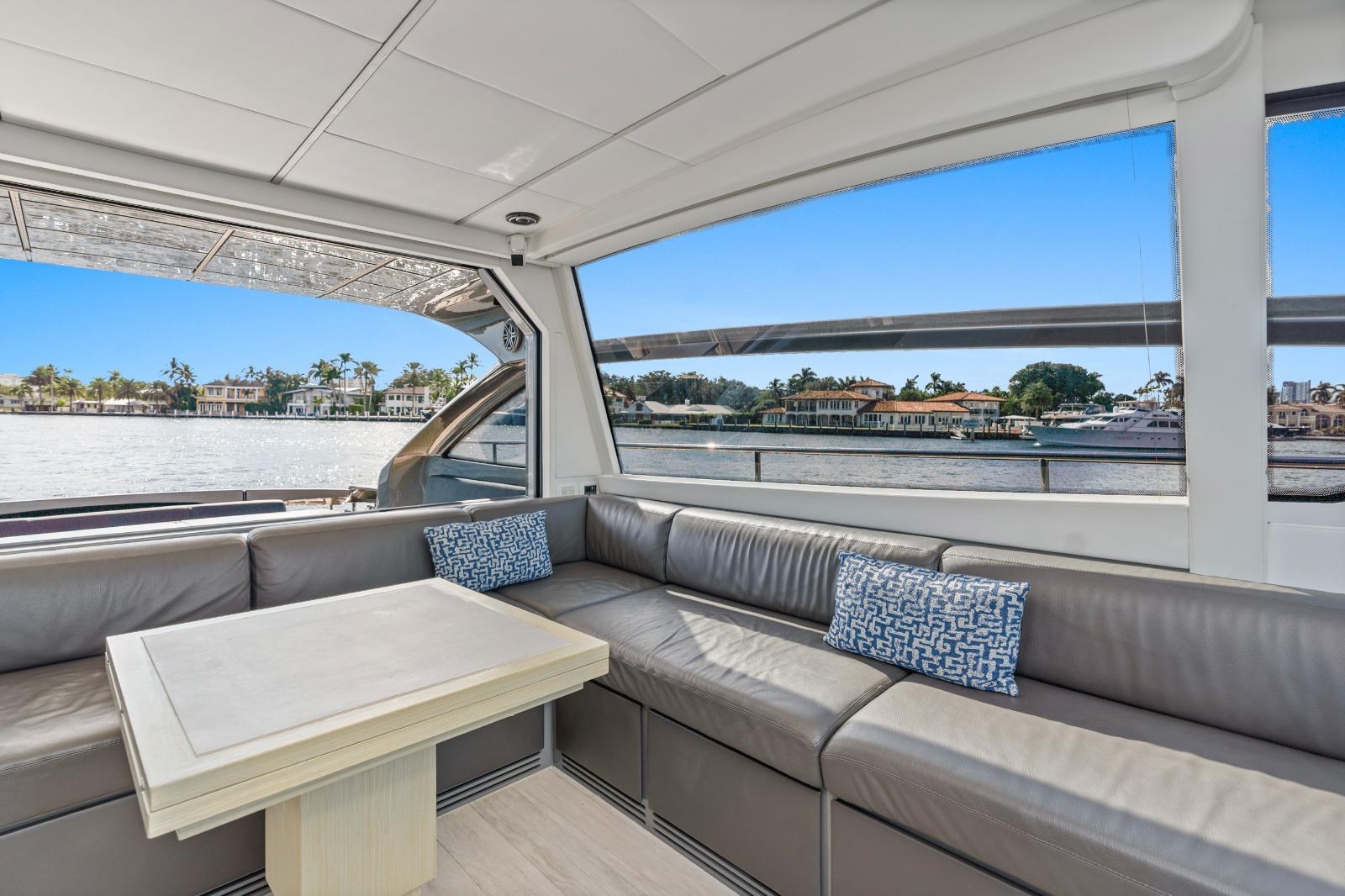 AKULA Pershing 62 — Saloon seating