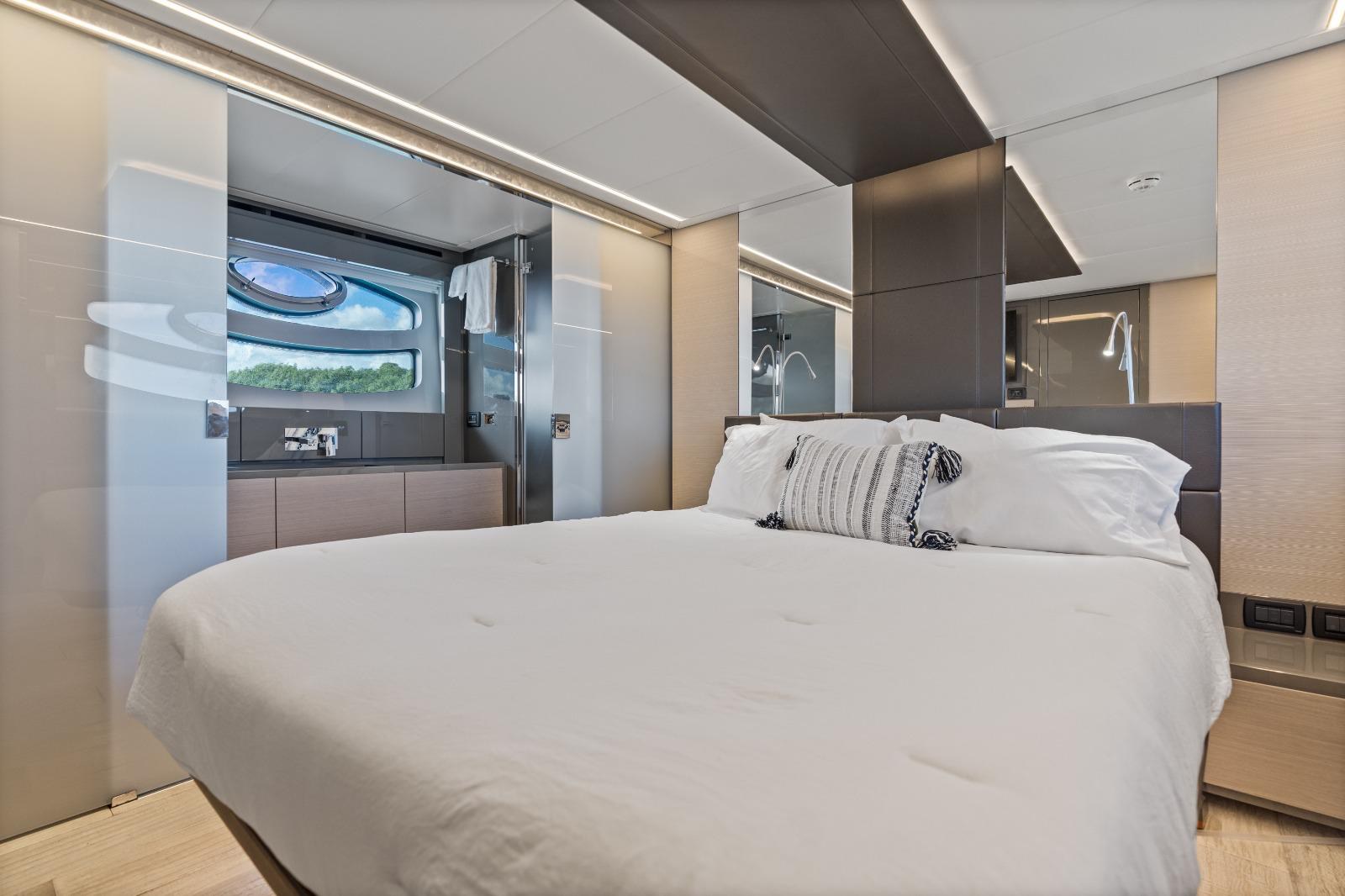 Master stateroom — AKULA, 2016 Pershing 62